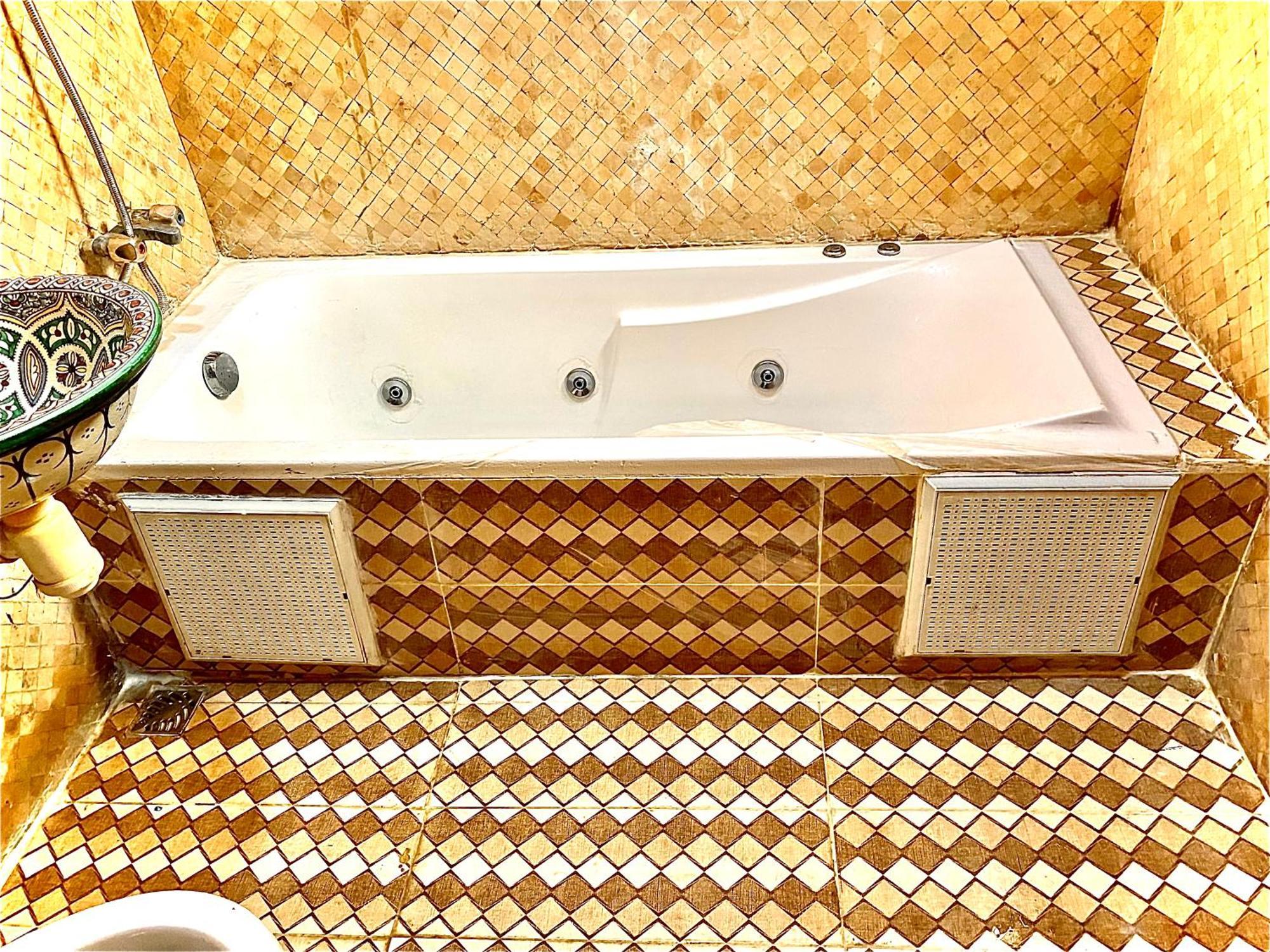 Riad Nezha Avec Jacuzzi Et 3 Piscines Au Coeur De มาร์ราเกช ภายนอก รูปภาพ